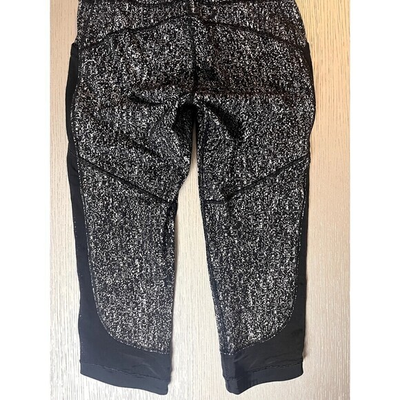 Lululemon Wunder Under Crop III Black/White Leggings Size 6 Yoga Gym Used - Picture 7 of 8